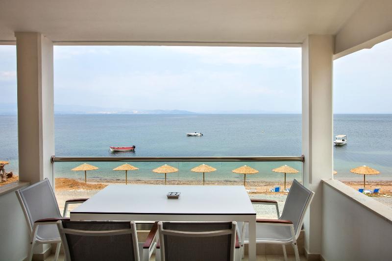 Elpiniki Luxury Apartments ネア・ポティダイア エクステリア 写真